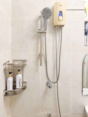 Haartrockner, Handtücher, Seife, Toilettenpapier