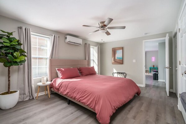 A bedroom with a bed, a ceiling fan, a potted plant, and a window with curtains. - Cozy 1 bed APT near Five Points! Bring your pets! (Columbia)