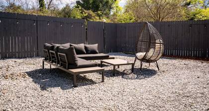 Cozy 1 bed APT near Five Points! Bring your pets!