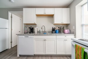Fridge, microwave, oven, stovetop - Cozy 1 bed APT near Five Points! Bring your pets! (Columbia)