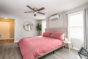 1 habitación, escritorio, tabla de planchar con plancha y cuna de viaje