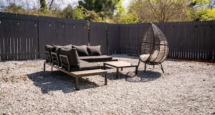 Cozy 1 bed APT near Five Points! Bring your pets!