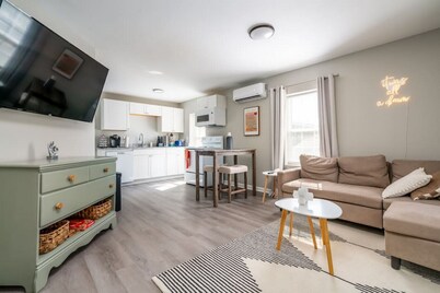 Vibrant 1 bed APT near Downtown Cola!