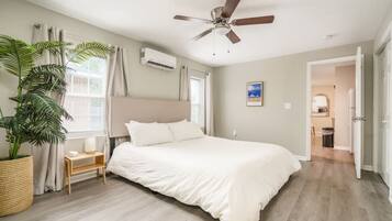 1 chambre, bureau, fer et planche à repasser, lit parapluie