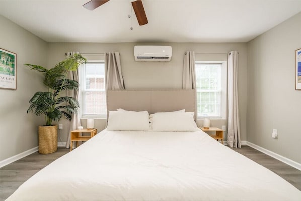 1 habitación, escritorio, tabla de planchar con plancha y cuna de viaje 