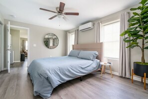 1 makuuhuone, työpöytä, silitysrauta/-lauta, vauvan matkasänky