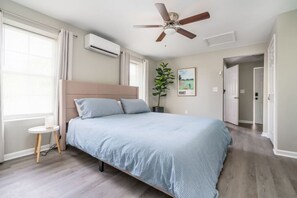 1 Schlafzimmer, Schreibtisch, Bügeleisen/Bügelbrett, Reisekinderbett