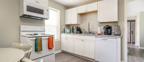 冷蔵庫、電子レンジ、オーブン、コンロ