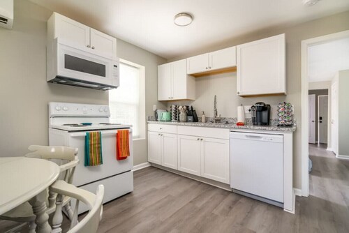 Luxury 1 bed APT near Five Point. Pets welcome!