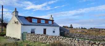 Badluarach Sea View - a cottage that sleeps 5 guests in 3 bedrooms