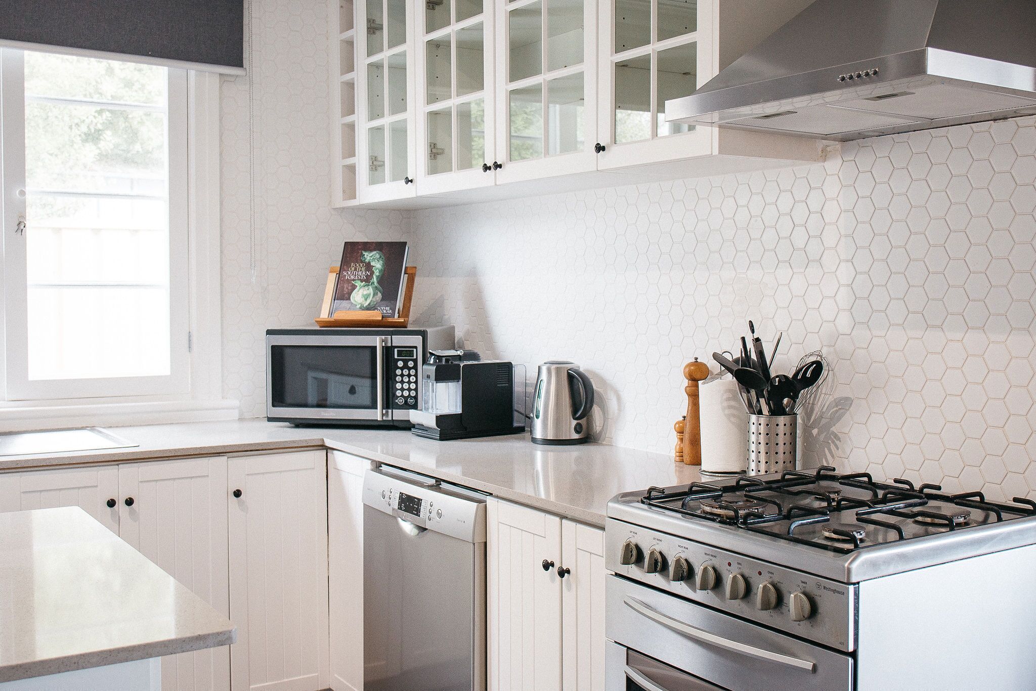 Casa | Cocina privada | Refrigerador con congelador, microondas, horno y parrilla de estufa 