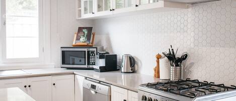 Casa | Cocina privada | Refrigerador con congelador, microondas, horno y parrilla de estufa