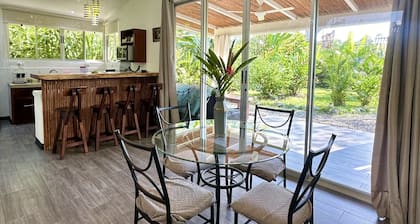 Private Home with fully equipped Kitchen, fast WiFi, Air conditioning & garden