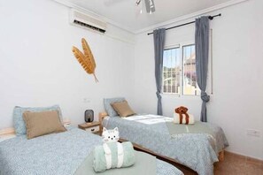 3 bedrooms, iron/ironing board, WiFi, bed sheets