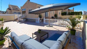 Terraço no telhado com área de estar externa, espaço coberto e piscina.