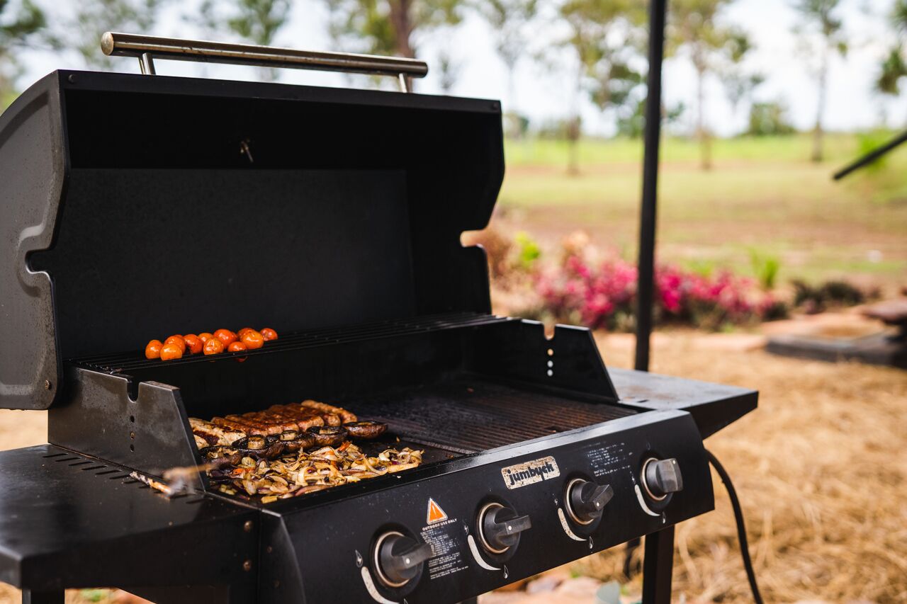 Ein Jumbuck-Grill mit mehreren Brennern, einer Seitablage und einer Bedienkonsole.