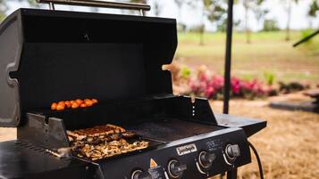 Ein Jumbuck-Grill mit mehreren Brennern, einer Seitablage und einer Bedienkonsole.