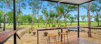 Spacious modern bungalow only 10 minutes to Litchfield National Park