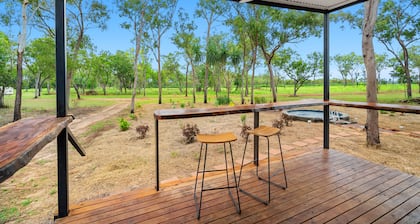 Spacious modern bungalow only 10 minutes to Litchfield National Park