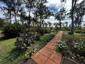 Property grounds - Spacious modern bungalow only 10 minutes to Litchfield National Park (Rum Jungle)