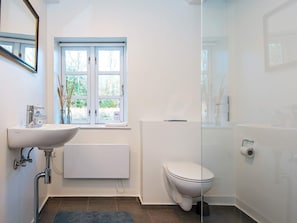 House | Bathroom - 6 Person Holiday Home in Allingabro (Allingåbro)