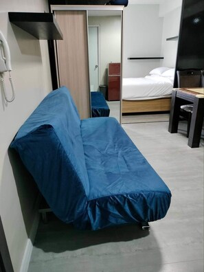 1 makuuhuone, tallelokero huoneessa, työpöytä, silitysrauta/-lauta