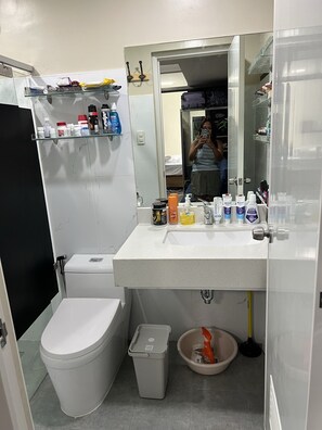 Pyyhkeet, saippua, sampoo, vessapaperi