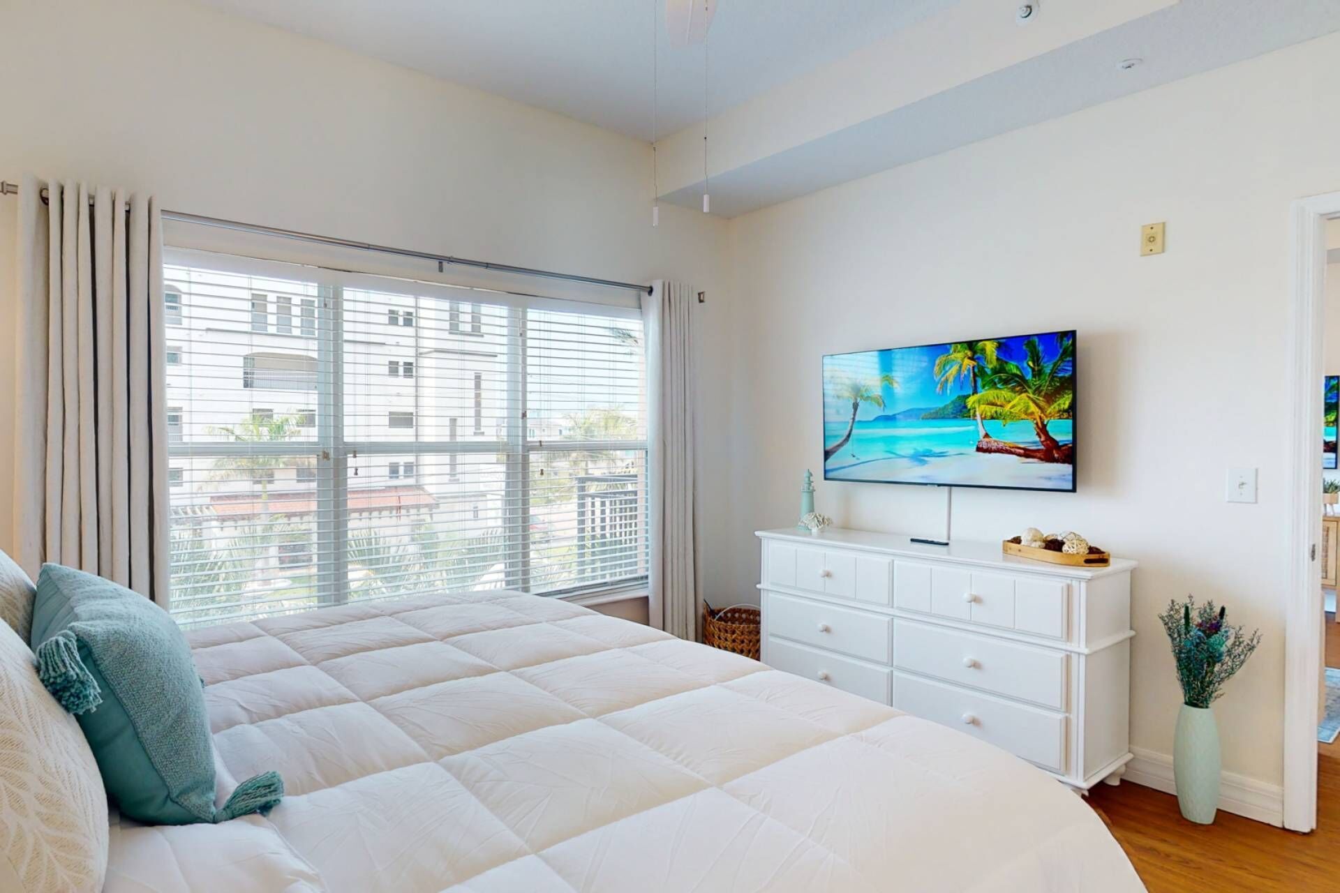 Heated Pool And Hot-tub. Next To Johns Pass Village. Stroll Over To Beach. Comfortable! - Madeira Beach, FL