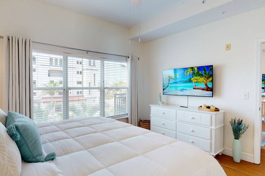 Heated Pool And Hot-tub. Next To Johns Pass Village. Stroll Over To Beach. Comfortable! - Madeira Beach, FL