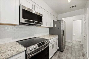 Frigorifero, microonde, forno, piano cottura