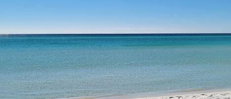 Una playa cerca, sillas reclinables de playa