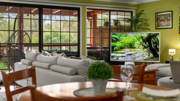 Smart TV, libros y estéreo