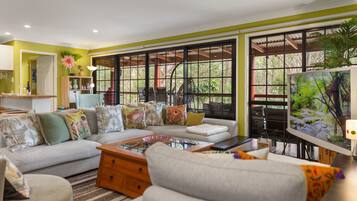 Smart TV, libros y estéreo