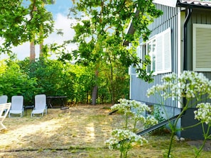 Una propiedad residencial con patio, mobiliario exterior y jardín.
