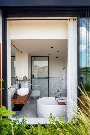 Regendusche, Designer-Toilettenartikel, Haartrockner, Bademäntel