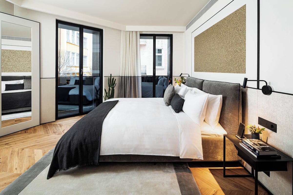 Habitación, 1 cama King size, en esquina | Ropa de cama de alta calidad, edredón, camas con pillow-top y minibar
