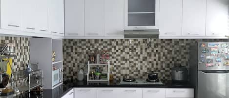 Vila Keluarga, 1 kamar tidur, pemandangan bukit | Dapur pribadi | Lemari es besar, microwave, kompor, dan mesin pencuci piring