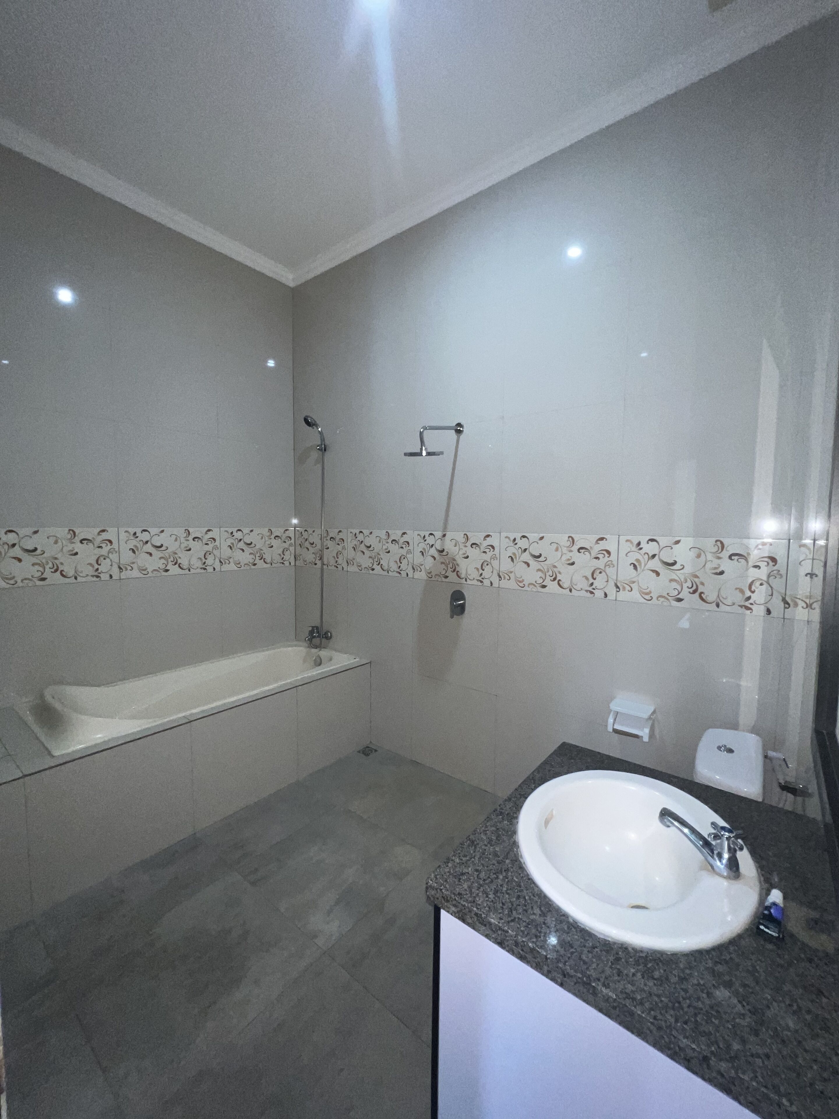 Amenidades de baño gratuitas, secadora de cabello, toallas 