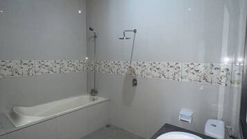 Amenidades de baño gratuitas, secadora de cabello, toallas