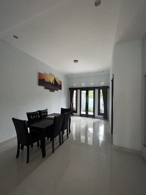 Vila família, 1 quarto, vista para a colina | Opções para refeição no quarto