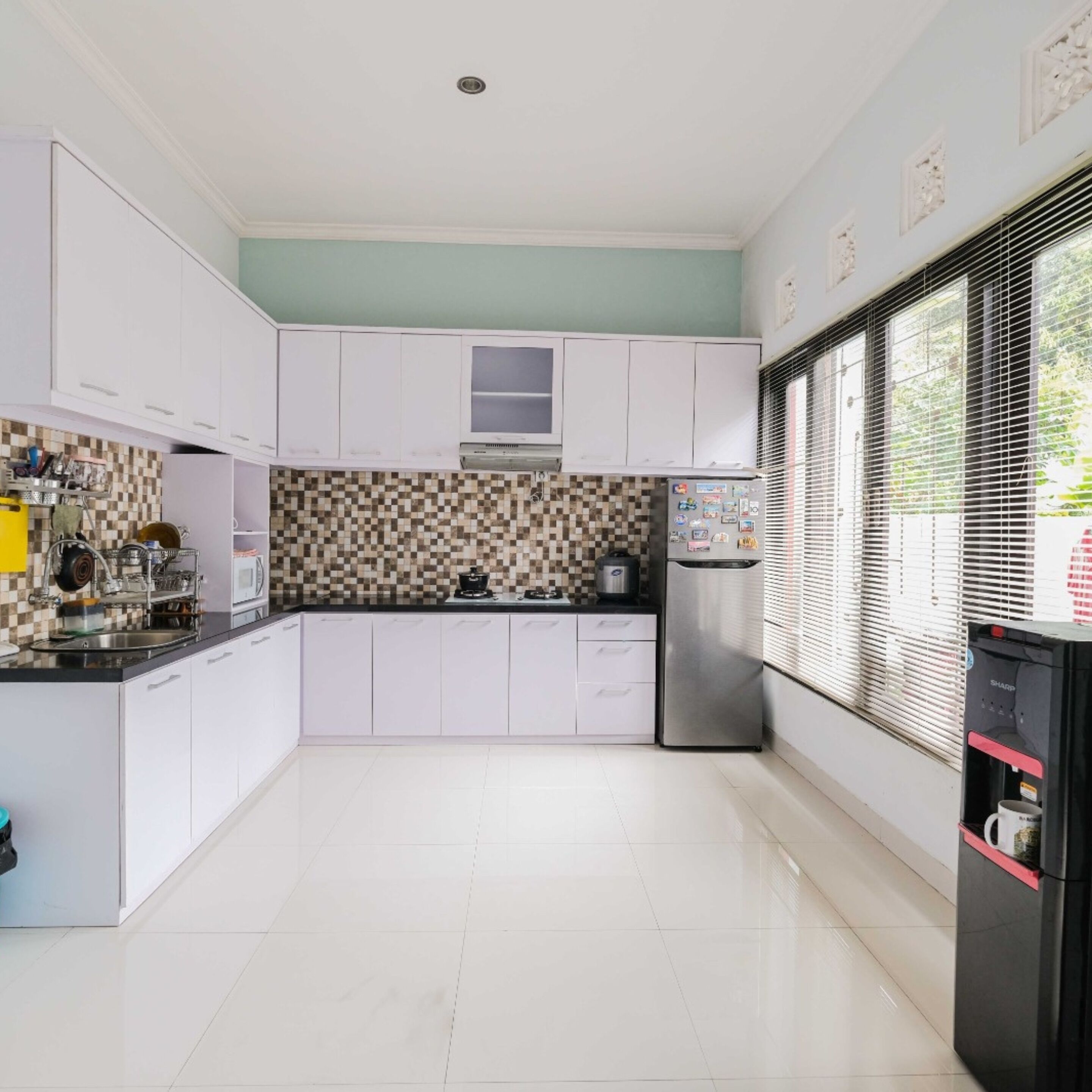 Full-size fridge, microwave, stovetop, dishwasher