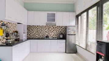 Full-size fridge, microwave, stovetop, dishwasher