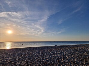 A beach with a clear sky and the sun setting or rising. - 6 Person Holiday Home in Tranekaer (Tranekaer)