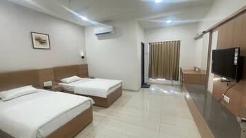 Deluxe Twin Room | Desk, soundproofing, free WiFi, bed sheets