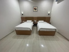 Escritorio, sistema de insonorización, wifi gratis y ropa de cama 