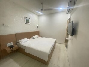 Deluxe Room | Desk, soundproofing, free WiFi, bed sheets - Hotel Sparsh Inn Morbi (Morbi)