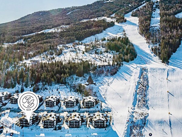 A snow-covered mountain area with a ski resort, including multiple chalet-style buildings and a ski lift. - 4 Star Holiday Home in Noresund (Krodsherad)