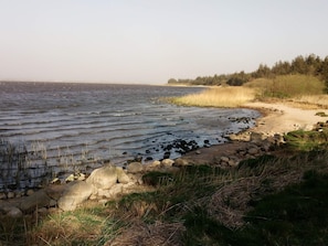 A natural landscape with a river, rocks, and grass. - 4 Star Holiday Home in Ulfborg (Ulfborg)
