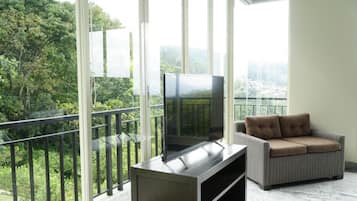 Junior Room | Desk, soundproofing, bed sheets