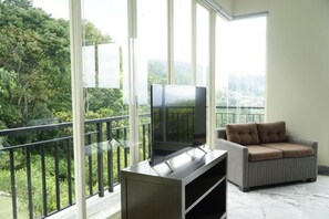 Escritorio, sistema de insonorización y ropa de cama 